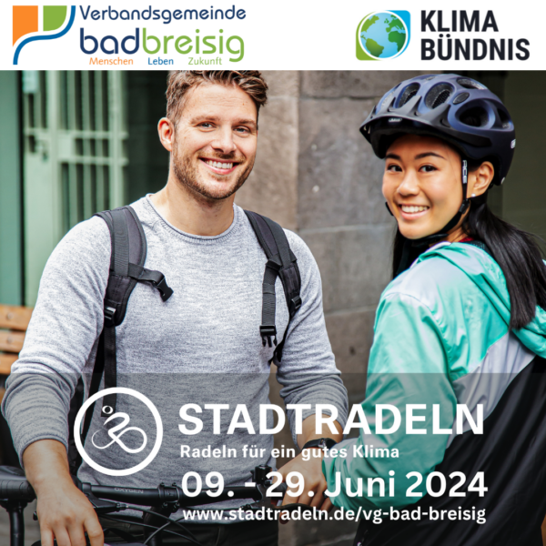 Ein Mann und eine Frau mit Fahrrädern und Helm schauen in die Kamera
