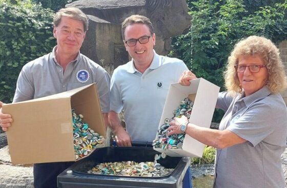 Verbandsgemeindeverwaltung Bad Breisig übergibt gesammelte Kronenkorken an Karnevalsklübchen Kraus e.V.
