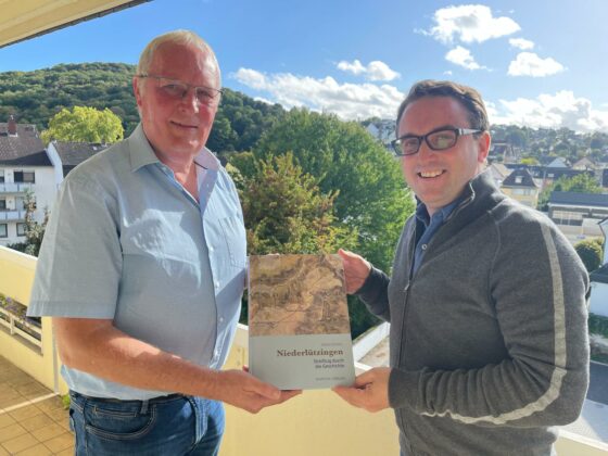 Heimatforscher Achim Schmitz stellt Bürgermeister Marcel Caspers sein neues Buch vor