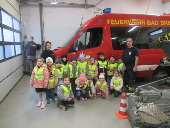 Vorschulkinder besuchen die Feuerwehr: Ein Vormittag voller Spannung und Lernen