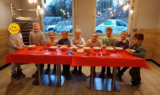 Vorschulkinder der Villa Kunterbunt zu Gast in der Weihnachtsbäckerei der Bäckerei Höfer in Sinzig
