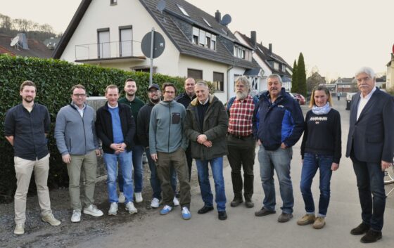 Bürgermeister und Bauausschuss informieren sich über Stand der Bauarbeiten am Gehwegausbau an der Lindenschule