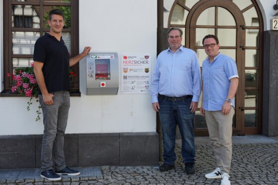Mit einem Defibrillator Leben retten