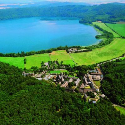 Laacher_See_und_Maria_Laach_gr